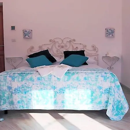 Clelia's Boutique & 4*
