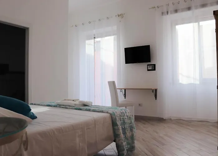 Clelia's Boutique & 4*